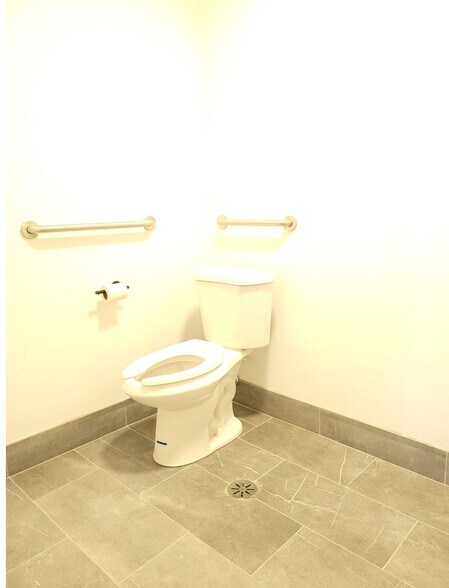 More Photos Of 516-520 E 43rd St, Chicago Storefront Retail Office For Lease