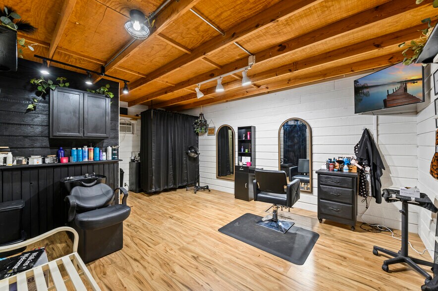 More Photos Of 202 N Newsom St, Mineola General Retail For Sale