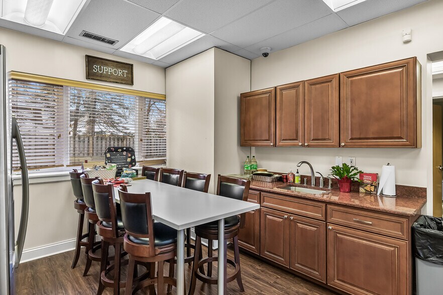 More Photos Of 39 Woodland Rd, Roseland Office For Sale