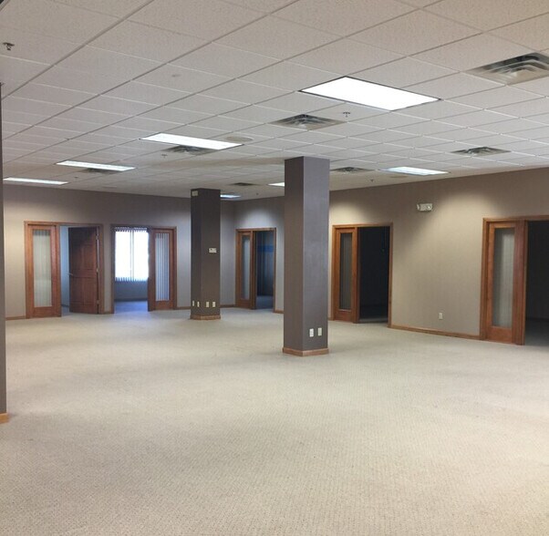 More Photos Of 1802-1838 Commerce Dr, North Mankato Freestanding For Lease