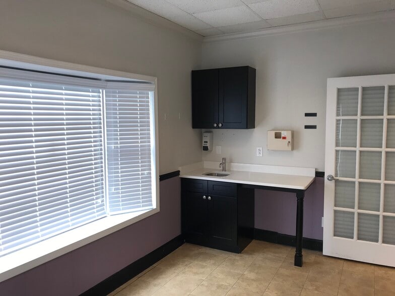 More Photos Of 7961 Hwy 92, Woodstock Medical For Lease