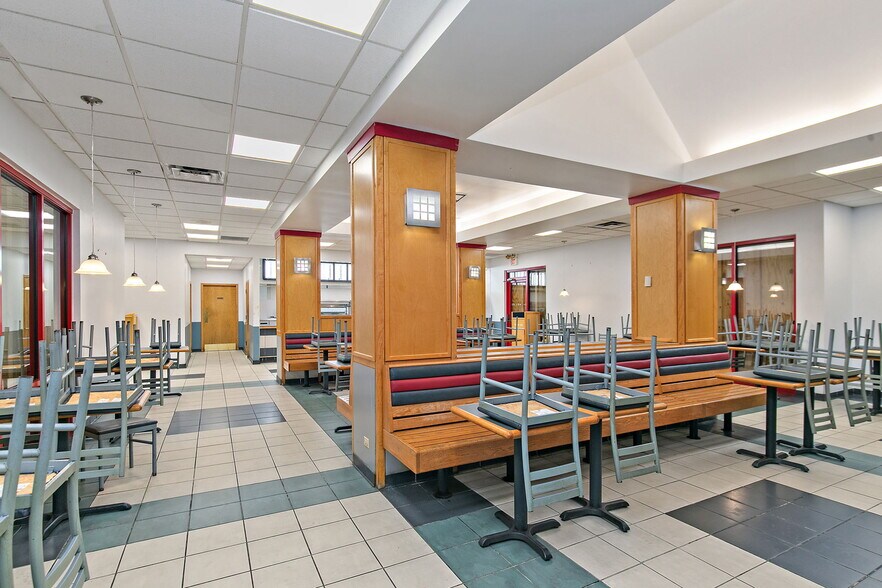 More Photos Of 240 Douglas Rd, Oswego Fast Food For Lease