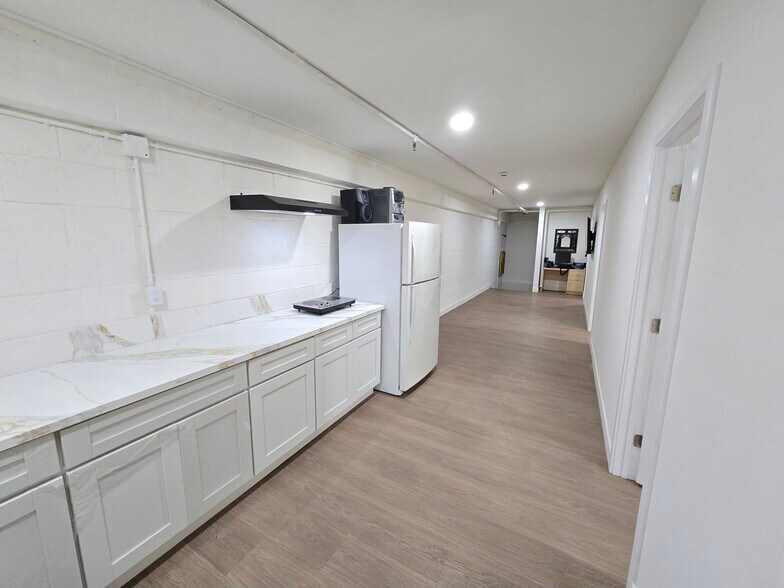 More Photos Of 3000 S Grand Ave, Los Angeles Warehouse For Lease