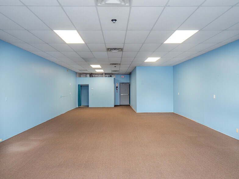 More Photos Of 250 S County Trl, Exeter Freestanding For Sale