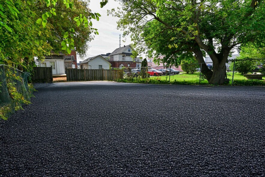 More Photos Of 37 Dundas St W, Mississauga Storefront Retail Residential For Sale