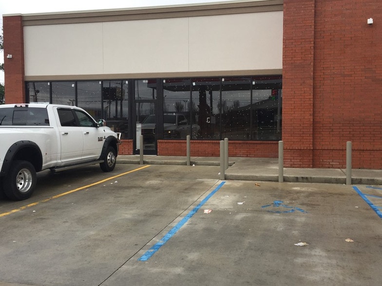 More Photos Of 2821 Airways Blvd, Memphis Bank For Lease