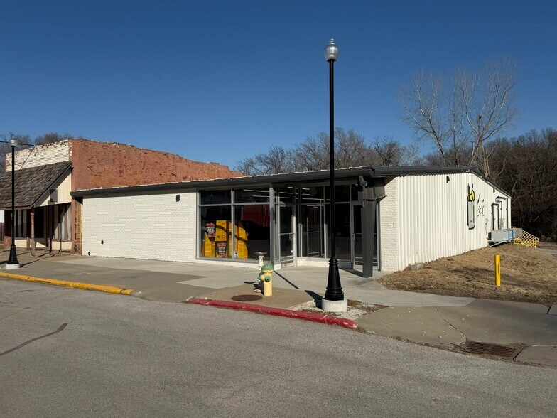 More Photos Of 623 5th St, Peru General Retail For Sale