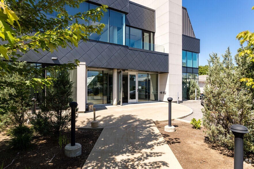 More Photos Of 235 Armand-Frappier, Laval Office For Lease
