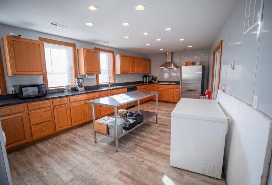 More Photos Of 991 N Main St, Kewanna Specialty For Sale