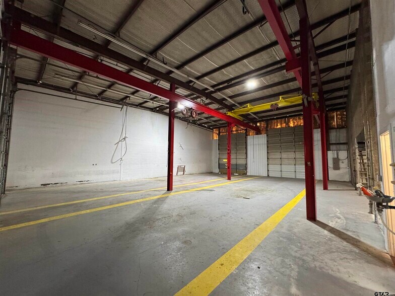 More Photos Of 9182 S US Highway 79, Palestine Service For Lease