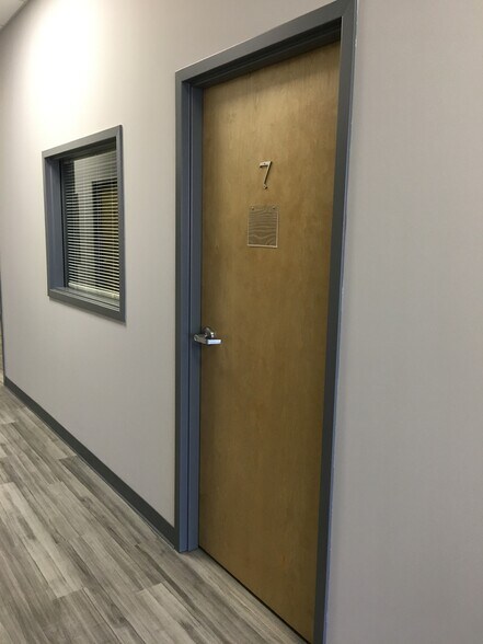 More Photos Of 123 Poplar Pointe Dr, Mooresville Flex For Lease