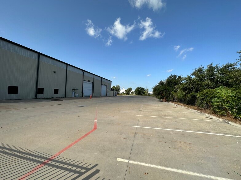 More Photos Of 20203 Carriage Point Dr, Houston Warehouse For Lease