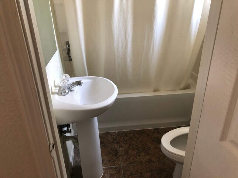 More Photos Of 820 S Washington St, Junction City Hotel For Sale