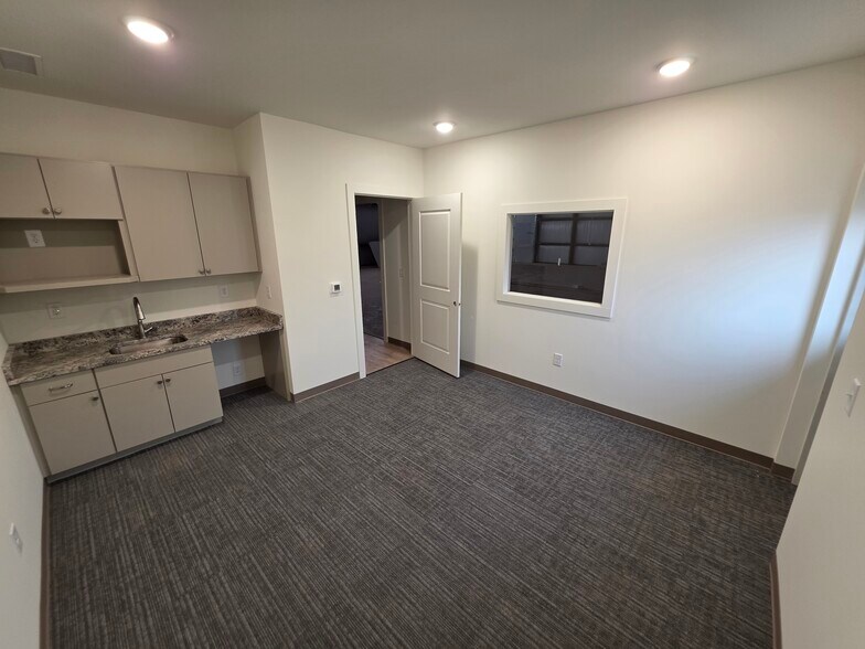More Photos Of 5051 Farmville Rd, Auburn Flex For Sale