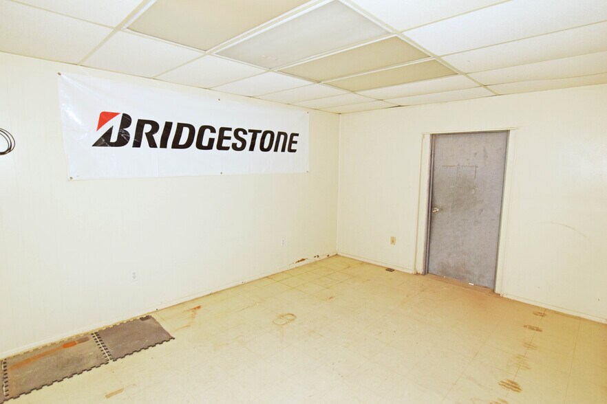 More Photos Of 1003 S County Rd W, Odessa Office For Lease