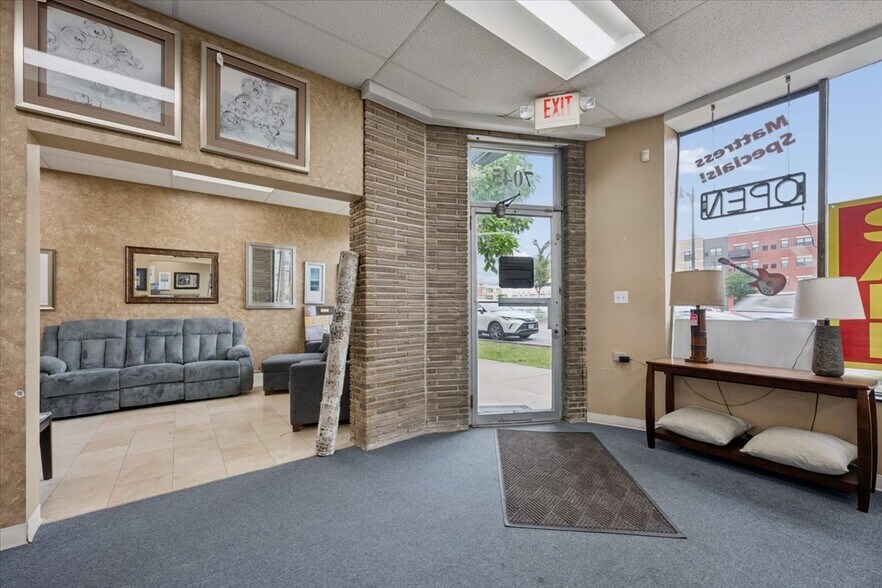 More Photos Of 7045 W North Ave, Oak Park Storefront For Sale