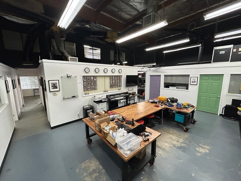 More Photos Of 16142 Wyandotte St, Van Nuys Warehouse For Lease