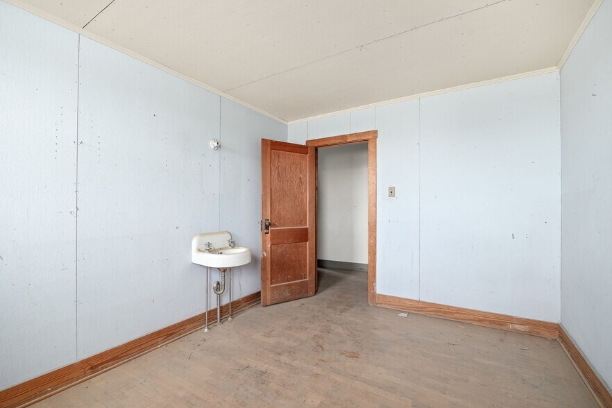 More Photos Of 802 E Nodaway St, Oregon Flex For Sale