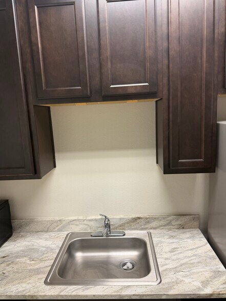 More Photos Of 633 E Fernhurst Dr, Katy Medical For Lease