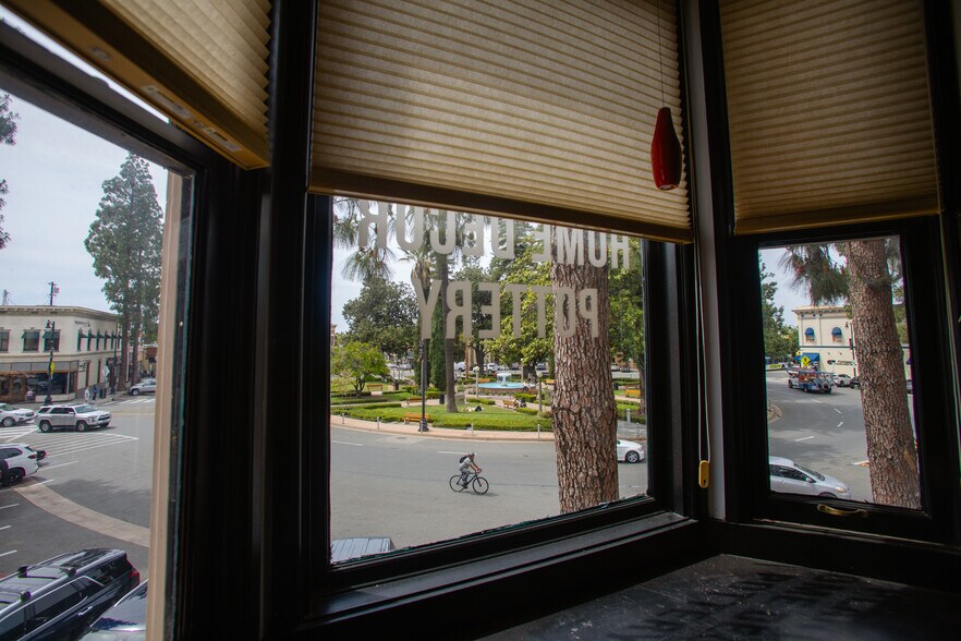 More Photos Of 10 Plaza Sq, Orange Storefront Retail Office For Lease