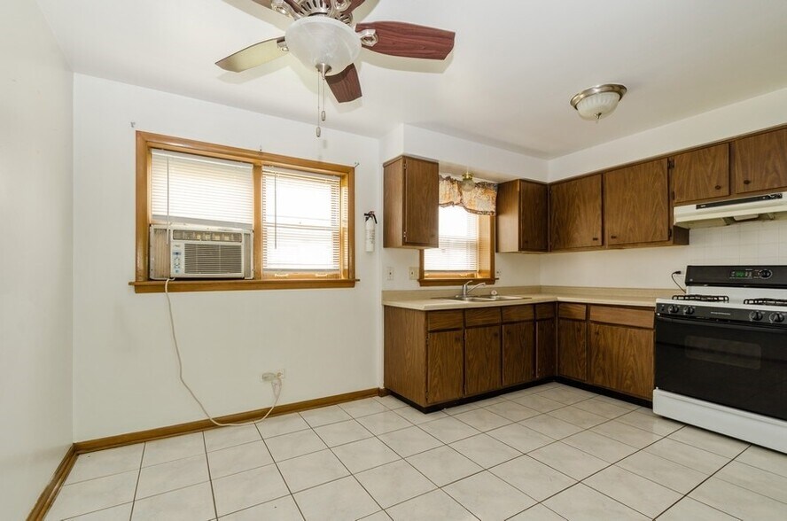More Photos Of 1450 E 154th Pl, Dolton Apartments For Sale
