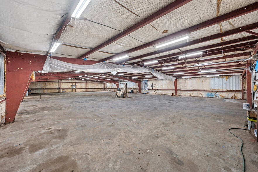 More Photos Of 200 N Lacy Dr, Waco Warehouse For Lease