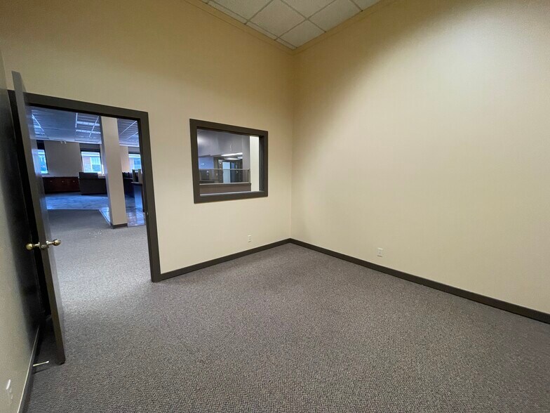 More Photos Of 300 E Main St, Pullman Bank For Sale