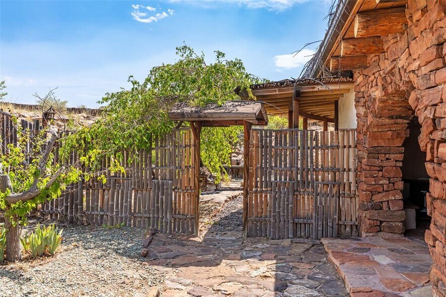 More Photos Of 18 Destierro Trail, Santa Fe Lodge Meeting Hall For Sale