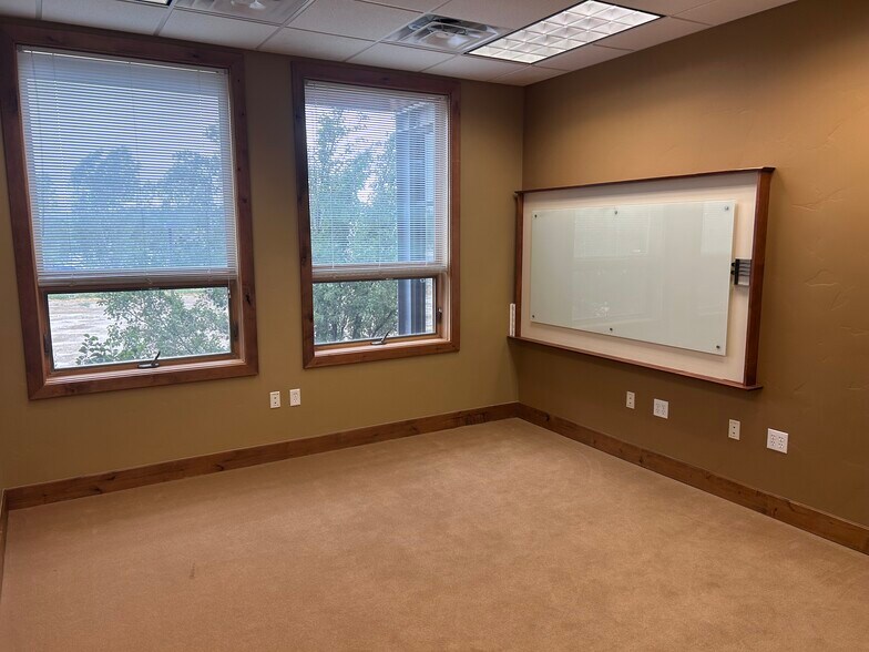 More Photos Of 1404 Hawk Pky, Montrose Medical For Lease