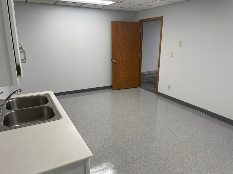 More Photos Of 555 S Industrial Dr, Hartland Office For Lease