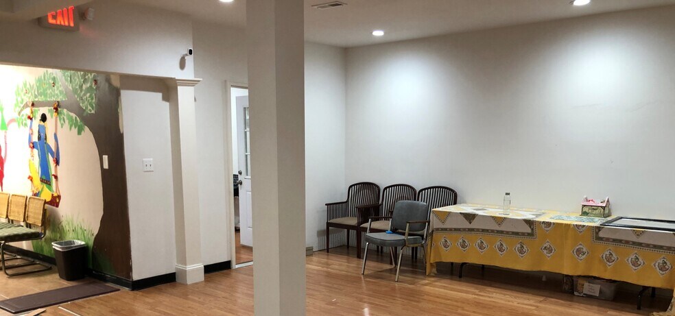 More Photos Of 1323 Shepard Dr, Sterling Showroom For Lease