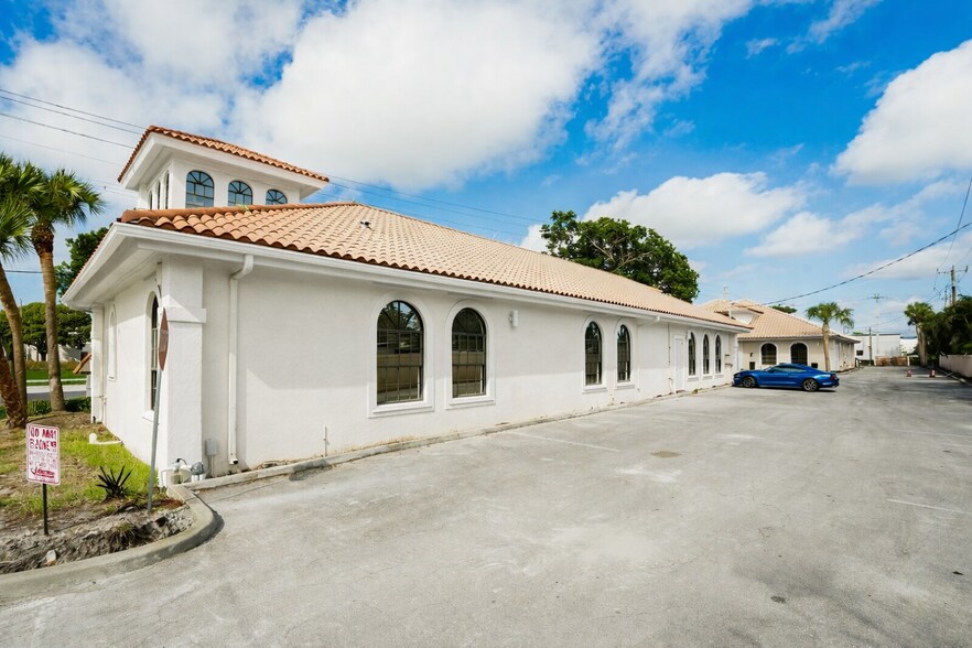More Photos Of 2120 N Dixie Hwy, Boca Raton Unknown For Lease