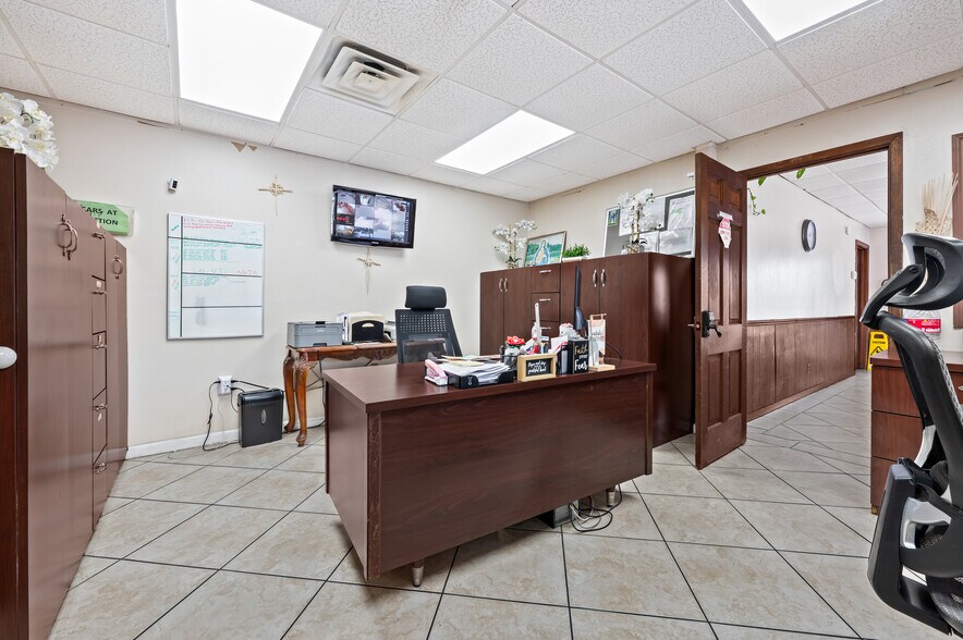 More Photos Of 411 Spencer Hwy, South Houston Auto Dealership For Lease