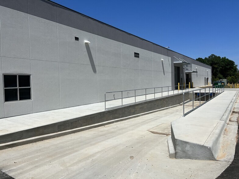 More Photos Of 5031 Commerce Park Cir, Pensacola Warehouse For Lease