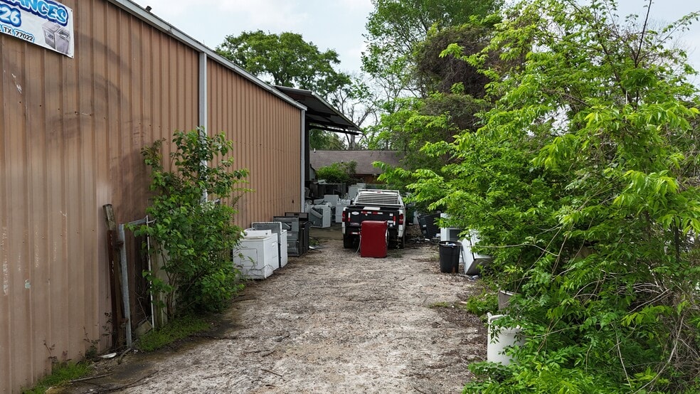 More Photos Of 8709 Irvington Blvd, Houston Warehouse For Sale