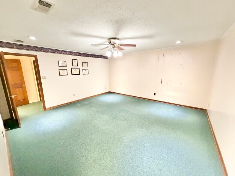 More Photos Of 105 N Hickory St, Aberdeen Flex For Sale