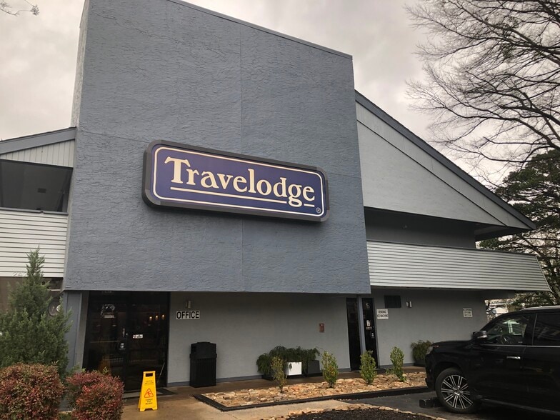 More Photos Of 2471 Old National Pky, College Park Hotel For Sale