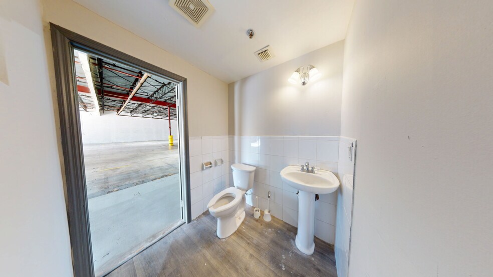 More Photos Of 8007-8115 NW 74th Ave, Miami Warehouse For Lease