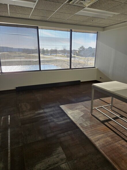 More Photos Of 1175 Corporate Woods Pkwy, Vernon Hills Office Residential For Lease