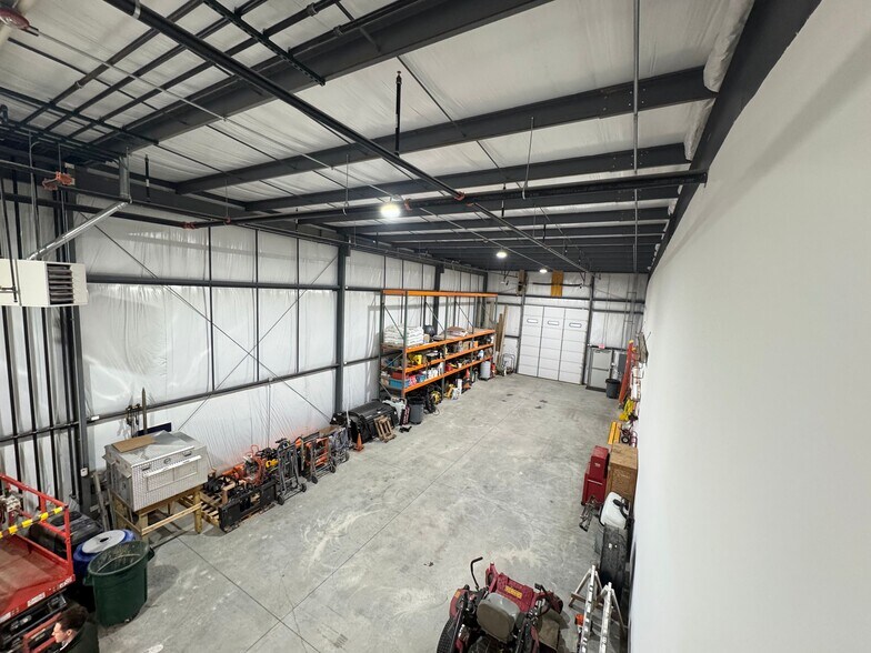 More Photos Of 2460 Fairfield St, Lawrence Industrial For Lease