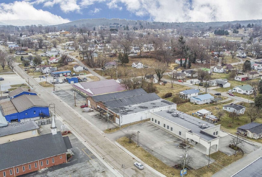 More Photos Of 305 River Dr, LaFollette Medical For Sale