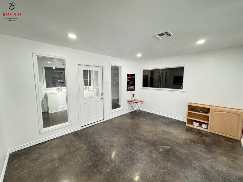 More Photos Of 2 Hill View Ln, Boerne Warehouse For Lease