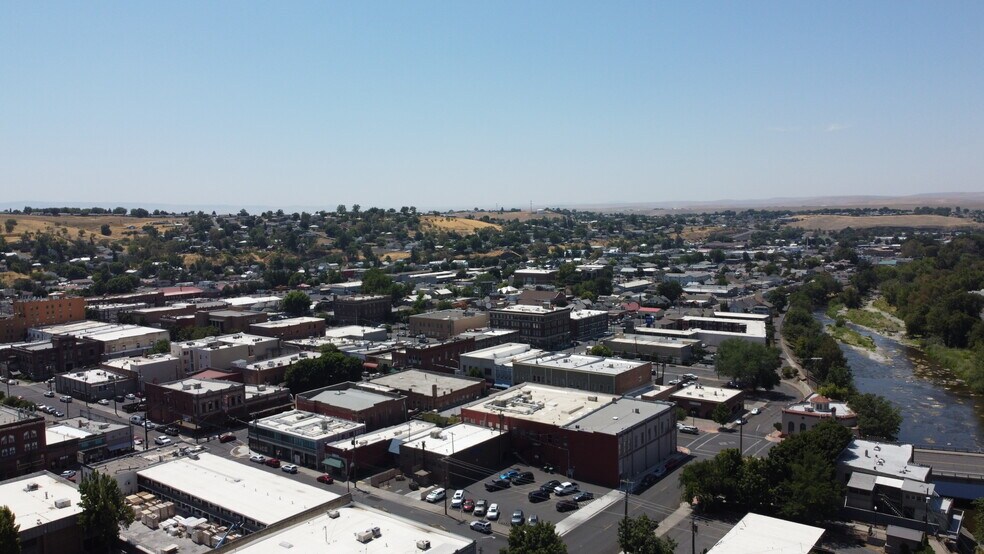 More Photos Of 124 S Main St, Pendleton Storefront Retail Office For Lease