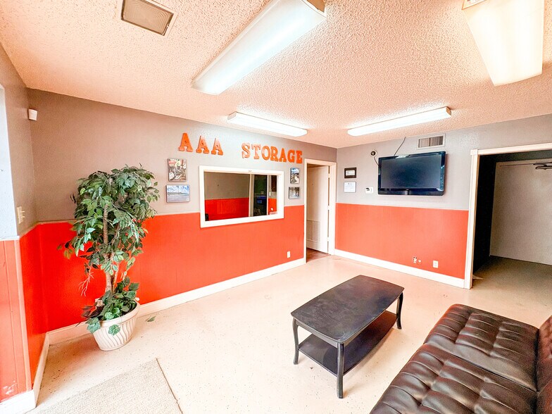 More Photos Of 2213 N Quaker Ave, Lubbock Self Storage For Sale