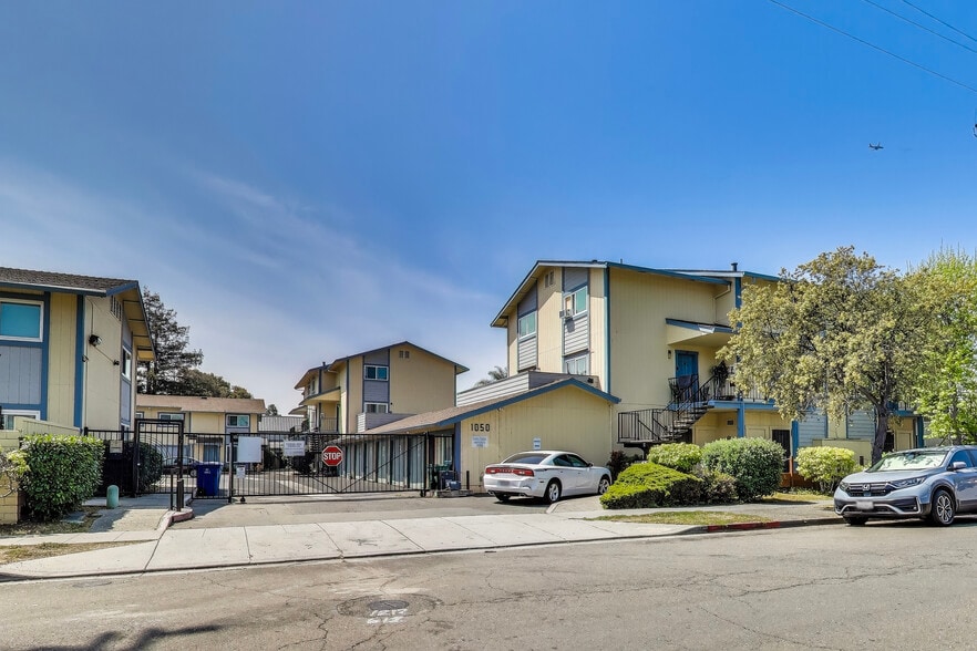 Primary Photo Of 1050 Glad Tidings Way, Hayward Apartments For Sale