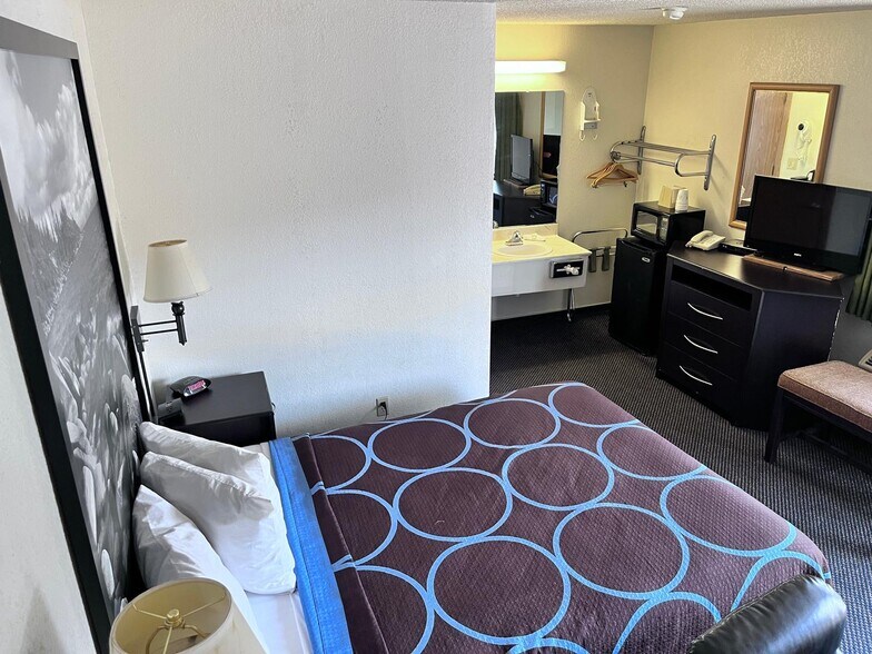 More Photos Of 30 Gilmore Rd, Red Bluff Hotel For Sale