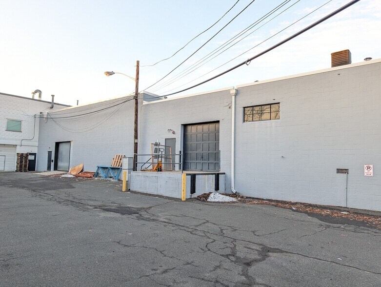 More Photos Of 1166-1200 W Chestnut St, Union Township Showroom For Lease