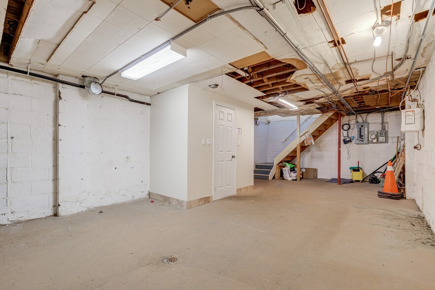 More Photos Of 3000 Bloor St W, Toronto Storefront For Sale