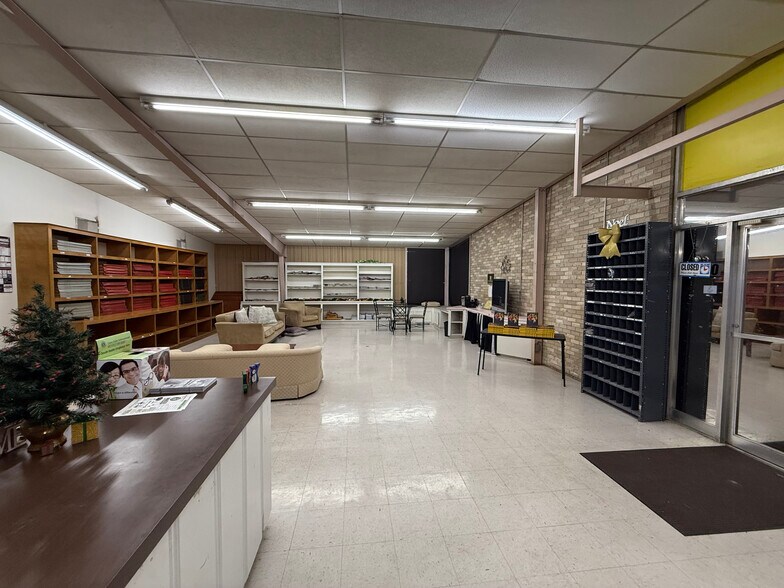 More Photos Of 306 N Wells St, Edna Office For Sale