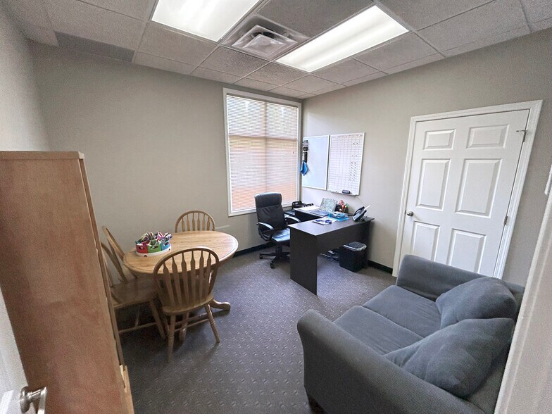 More Photos Of 1721 McIntosh Dr, Bowling Green Office For Sale